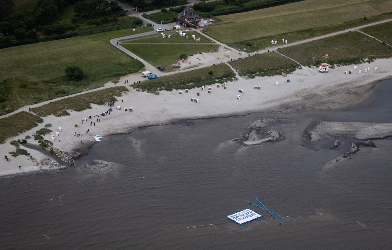 Nicht nur Umweltschützer, auch die Bewohner und Urlauber auf Fehmarn haben sich seit langem aktiv gegen den Bau bemerkbar gemacht. Diese Entscheidung wird sie freuen!