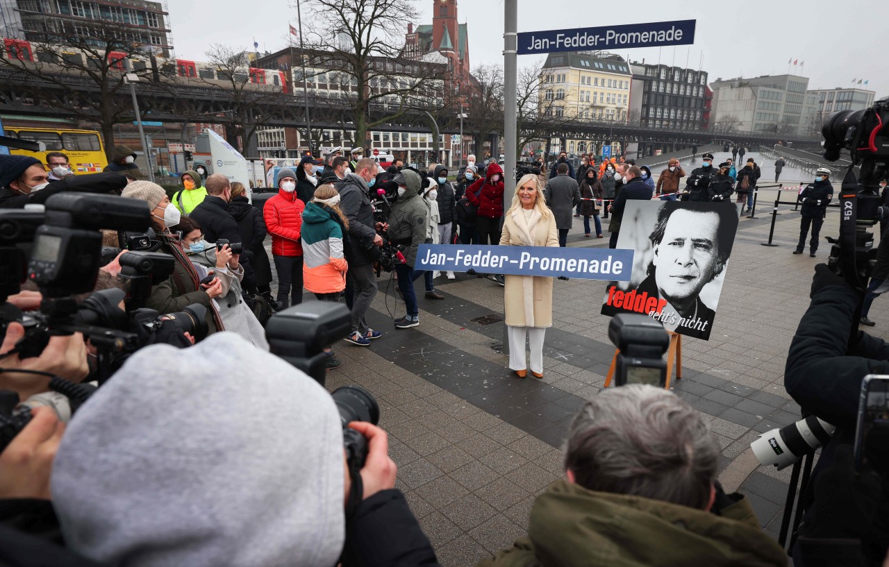 Jetzt ist er unsterblich. Witwe Marion weihte die Jan-Fedder-Promenade am Hafenin Hamburg ein.