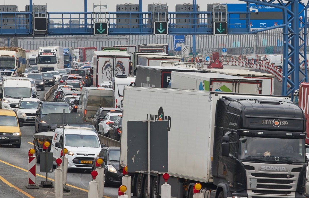 A7 in Hamburg Lkw Schnelsen Stau Schlachtabfälle Polizei Quickborn