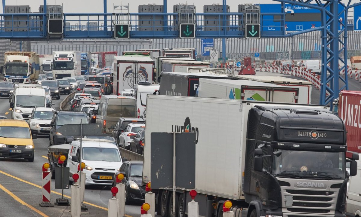 A7 in Hamburg Lkw Schnelsen Stau Schlachtabfälle Polizei Quickborn