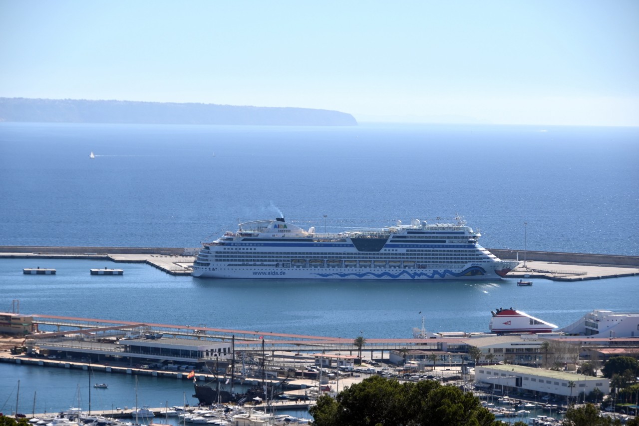 Die „Aida Sol“ hat im Hafen von Palma de Mallorca.