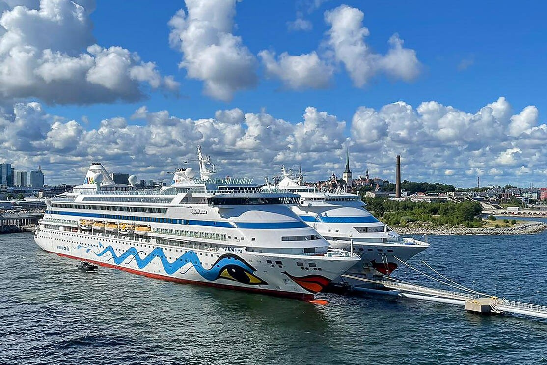 Die zwei ältesten Schiffe der Flotte: „Aida Cara“ (wurde inzwischen verkauft und heißt jetzt „Astoria Grande“) und die „Aida Aura“.