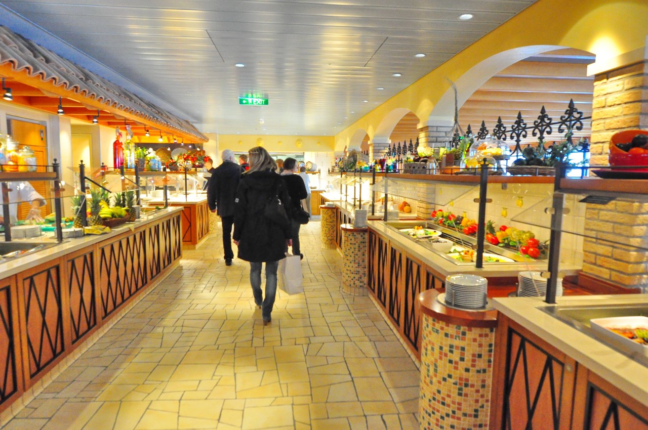 Buffet-Restaurant an Bord eines Aida-Schiffes.