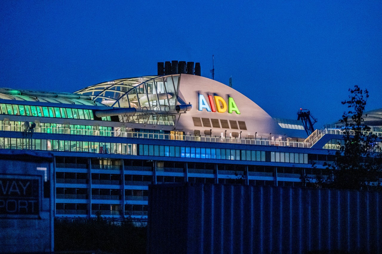 Es bleibt düster auf vielen Aida-Schiffen. Die Reederei hat erneut zahlreiche Kreuzfahrten abgesagt (Symbolbild).