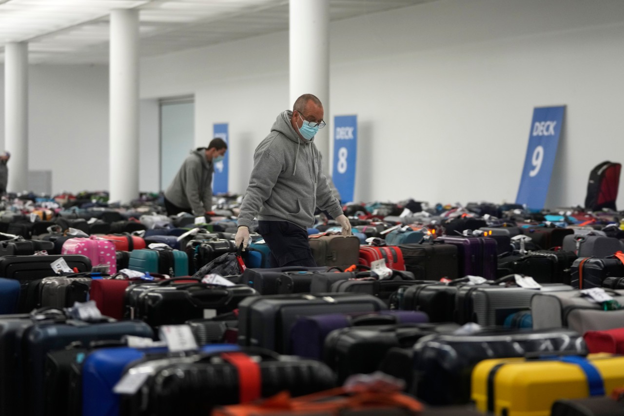 Mitarbeiter kümmern sich um das Gepäck der Passagiere des Kreuzfahrtschiffes „Aida Nova“.