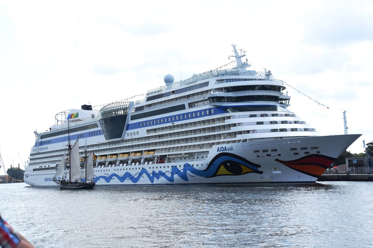 Die „Aida Sol“ bei Warnemünde in der Ostsee