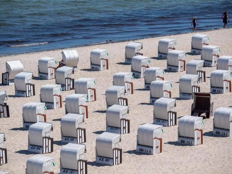 Am Ostseestrand auf der Insel Rügen stehen Strandkörbe.