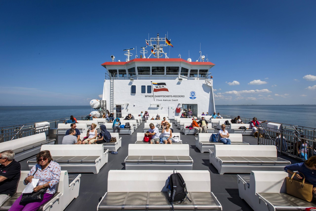 Mit der Fähre der Wyker Dampfschiffs-Reederei geht es auf die Nordsee-Insel Amrum.