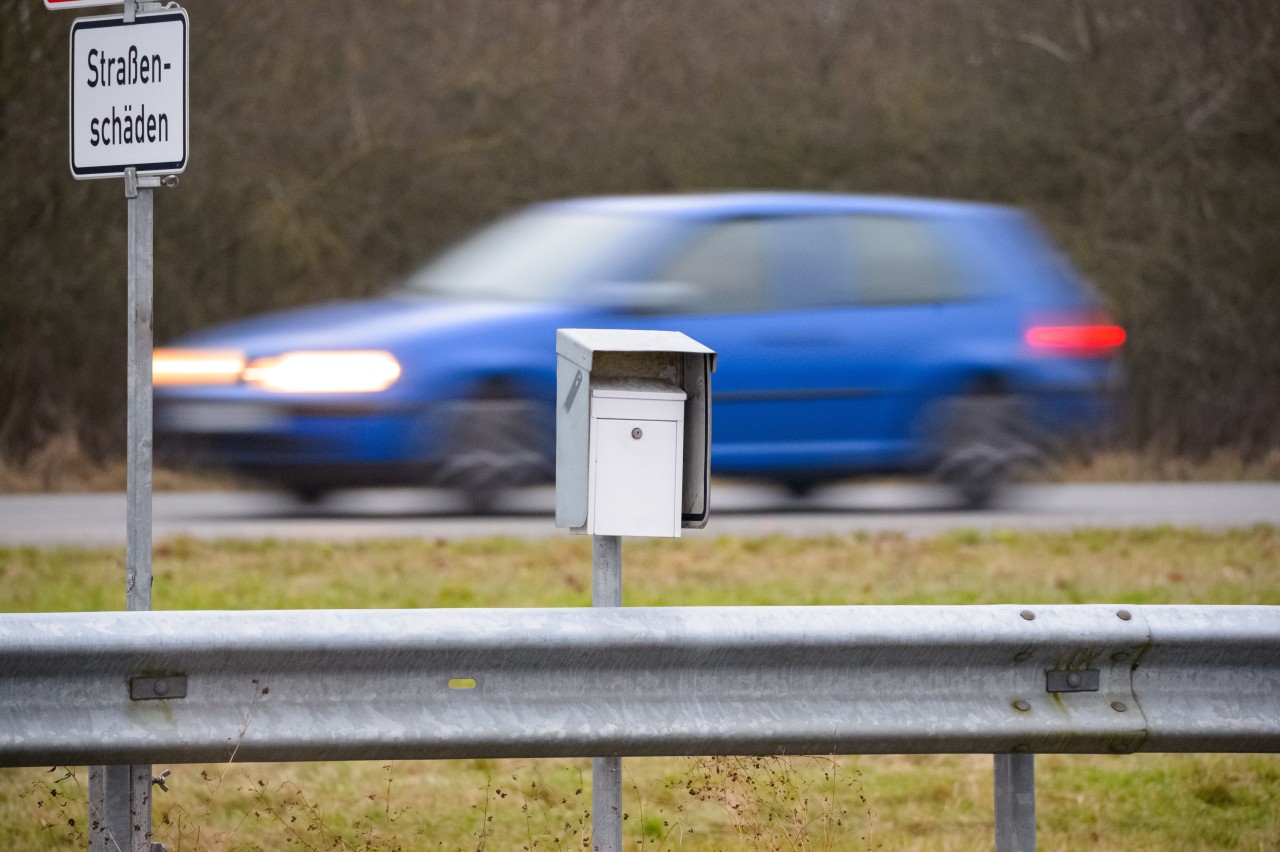 Ein weißer Briefkasten steht zwischen vorbeifahrenden Autos auf dem Mittelstreifen der A20 bei Bad Segeberg. Ein weißer Briefkasten steht zwischen vorbeifahrenden Autos auf dem Mittelstreifen der A20 bei Bad Segeberg.