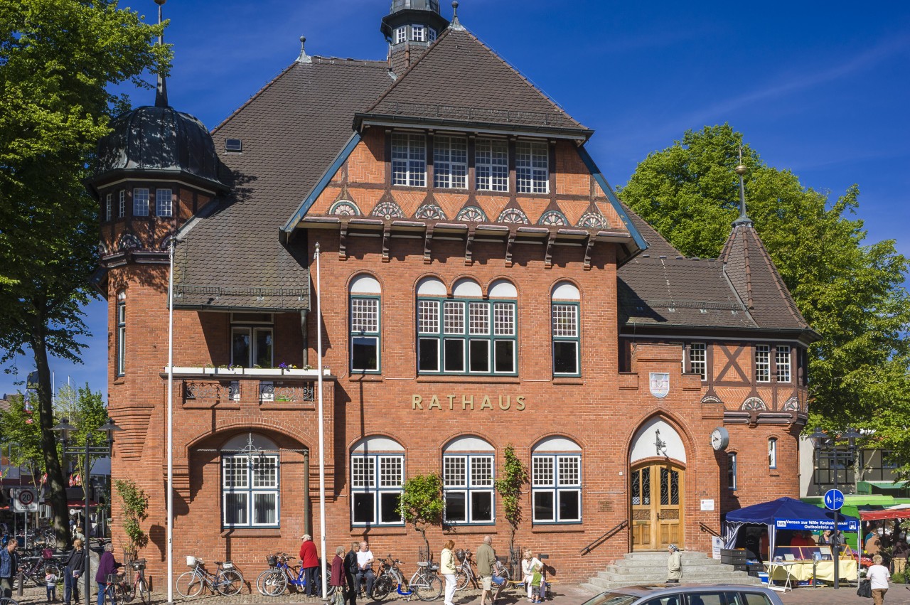 Das Rathaus in Burg auf Fehmarn. Hier werden wichtige Entscheidungen über den Haushalt getroffen – und in der Saison stauen sich die Autos in der Stadt.