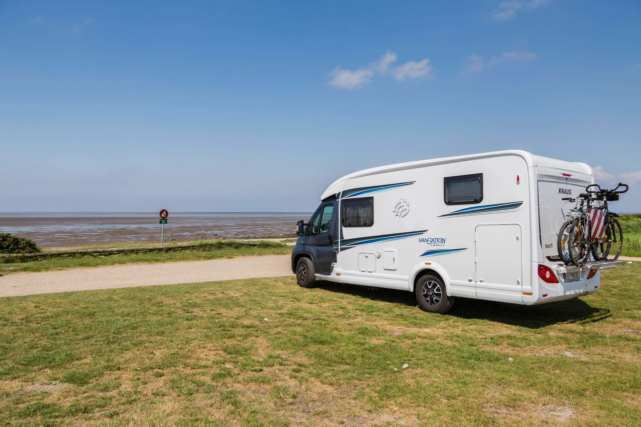 Legal oder illegal? Ein Wohnmobil auf einem Parkplatz am Meer.