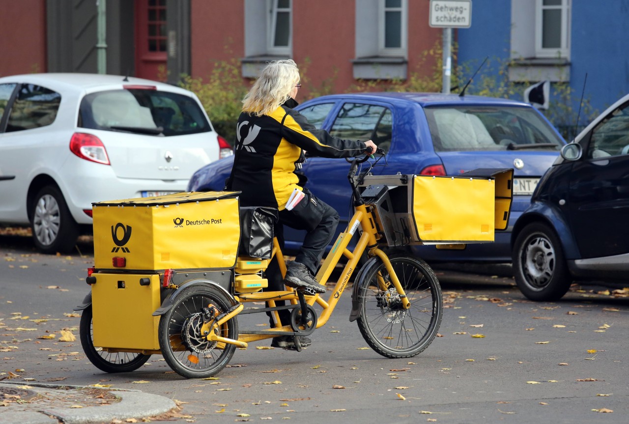 Hamburg: Eine Zustellerin der Deutschen Post (Symbolfoto).