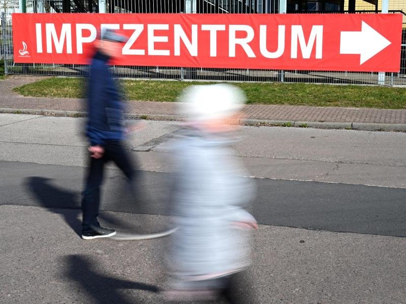 Ein Schild weist den Weg zum Corona-Impfzentrum in Greifswald.