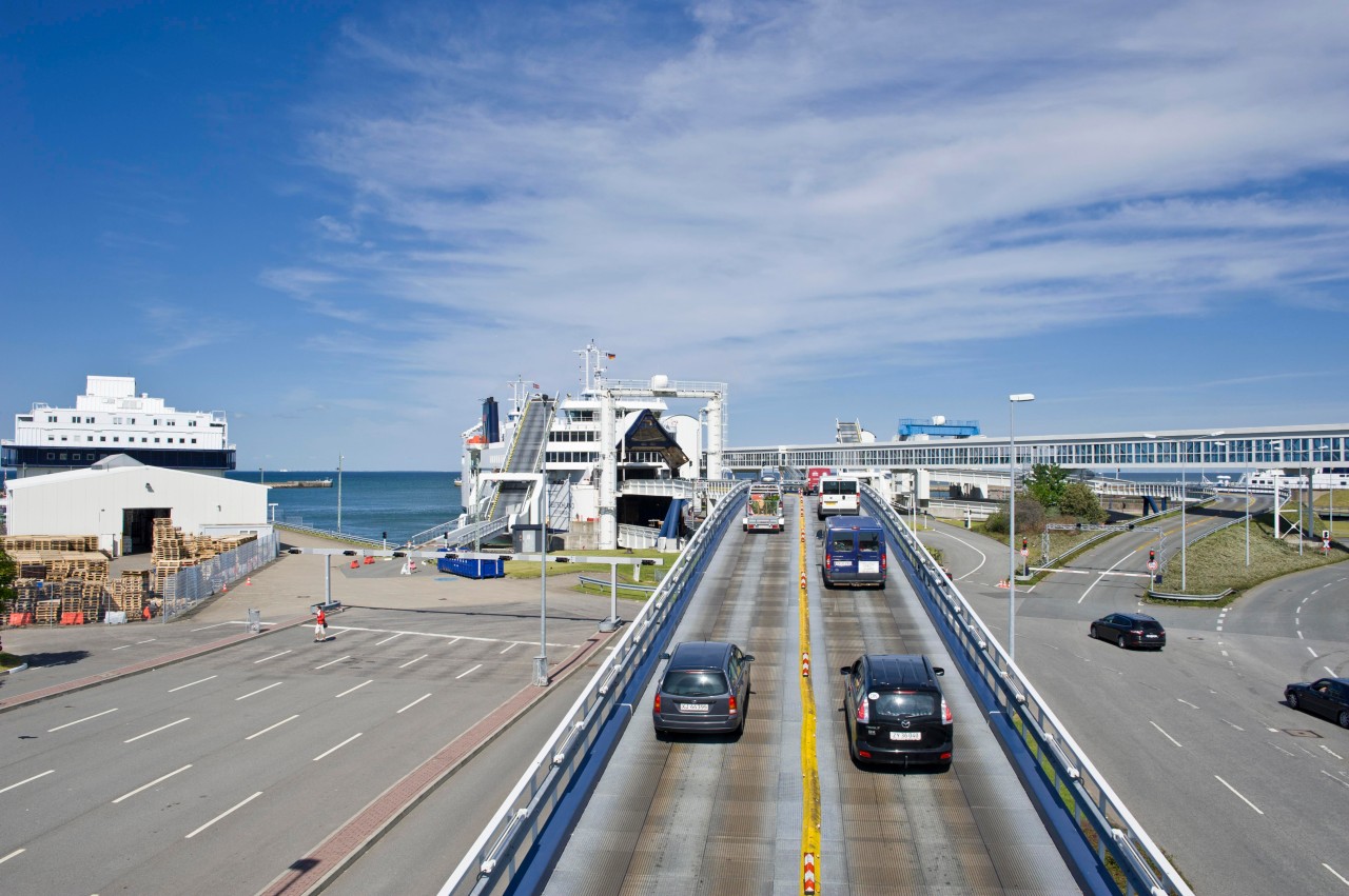 Nach Fehmarn geht es in der Regel mit dem Auto. Hier der Fährhafen mit der Autoverladerampe in Puttgarden.