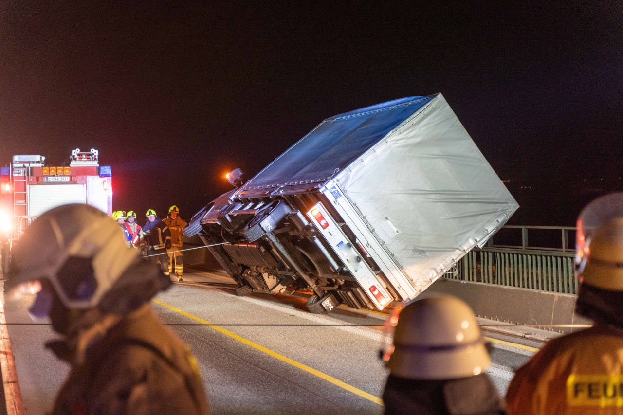 Auf der Fehmarnsundbrücke kippte ein beladener LKW um – der Druck des Sturmtiefs „Nadia“ war einfach zu stark.