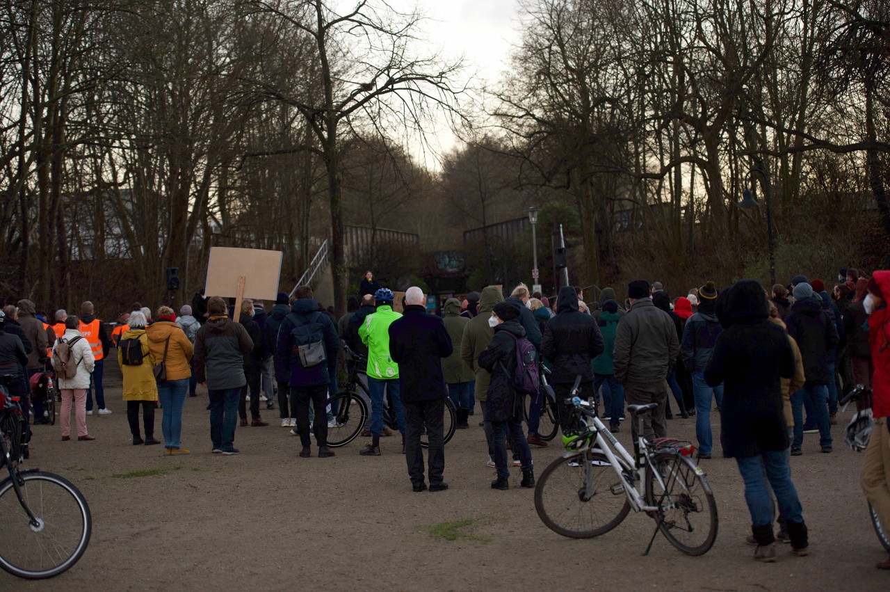 In Flensburg versammelten sich Hunderte Menschen (Symbolfoto).