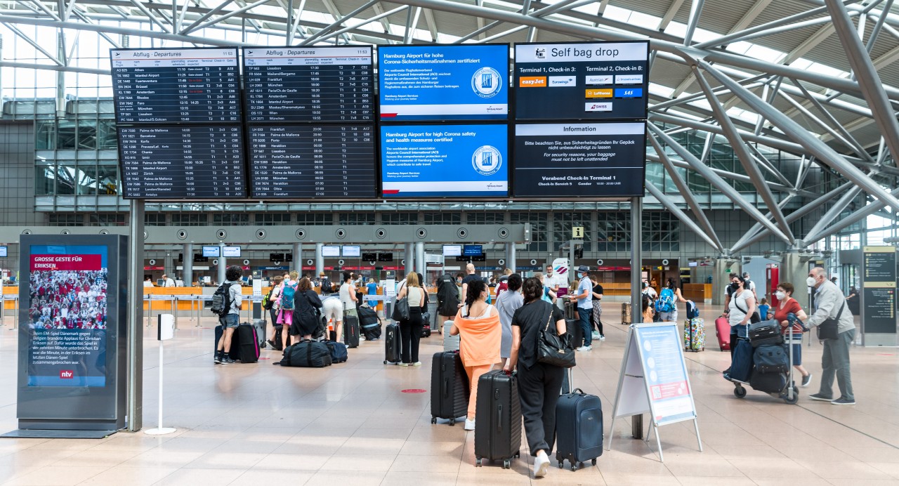 Reisende zum Start der Sommerferien in Schleswig-Holstein am Flughafen Hamburg