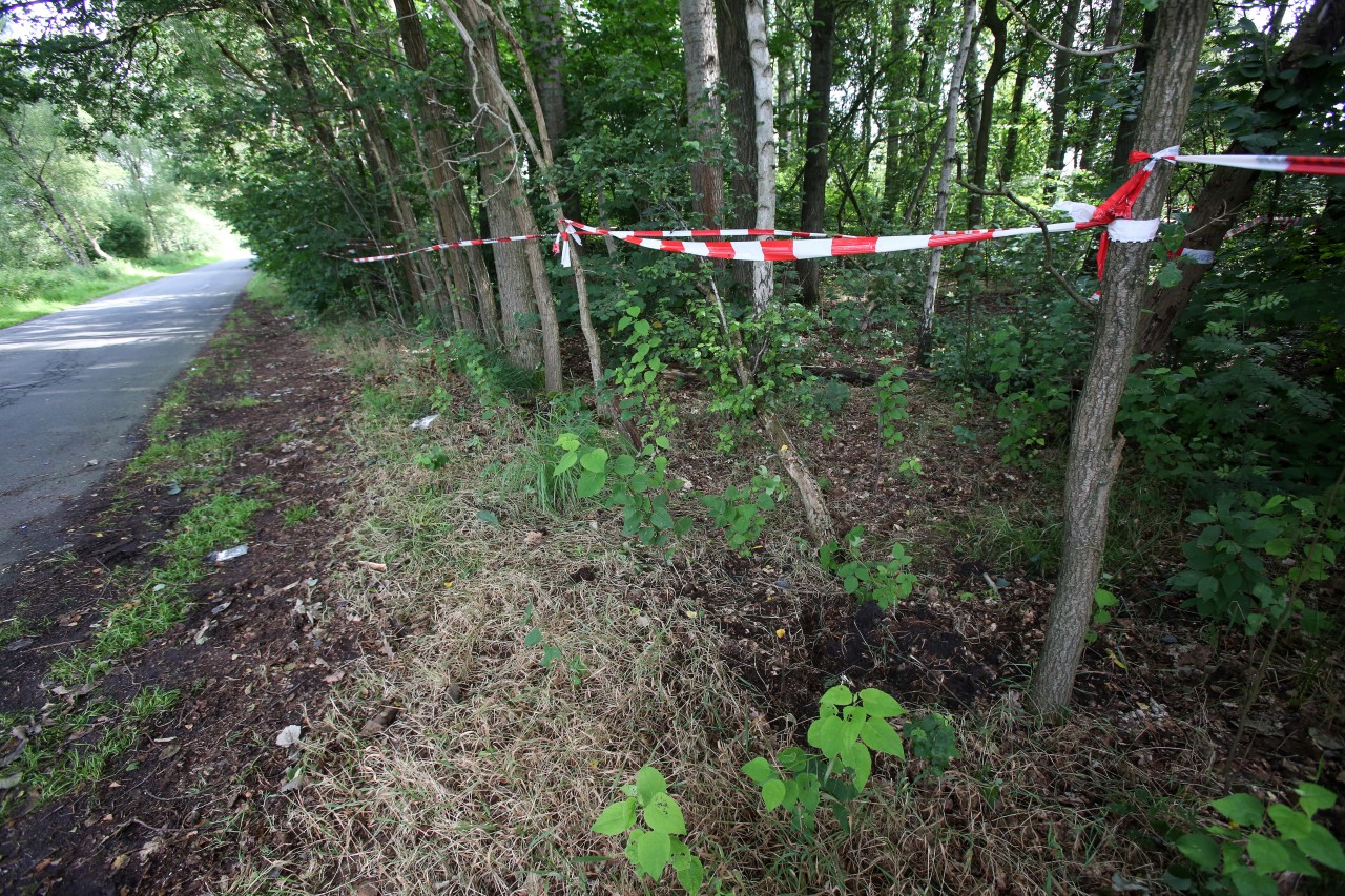 Absperrband der Polizei nahe der A7 und der Raststätte Holmmoor bei Hamburg