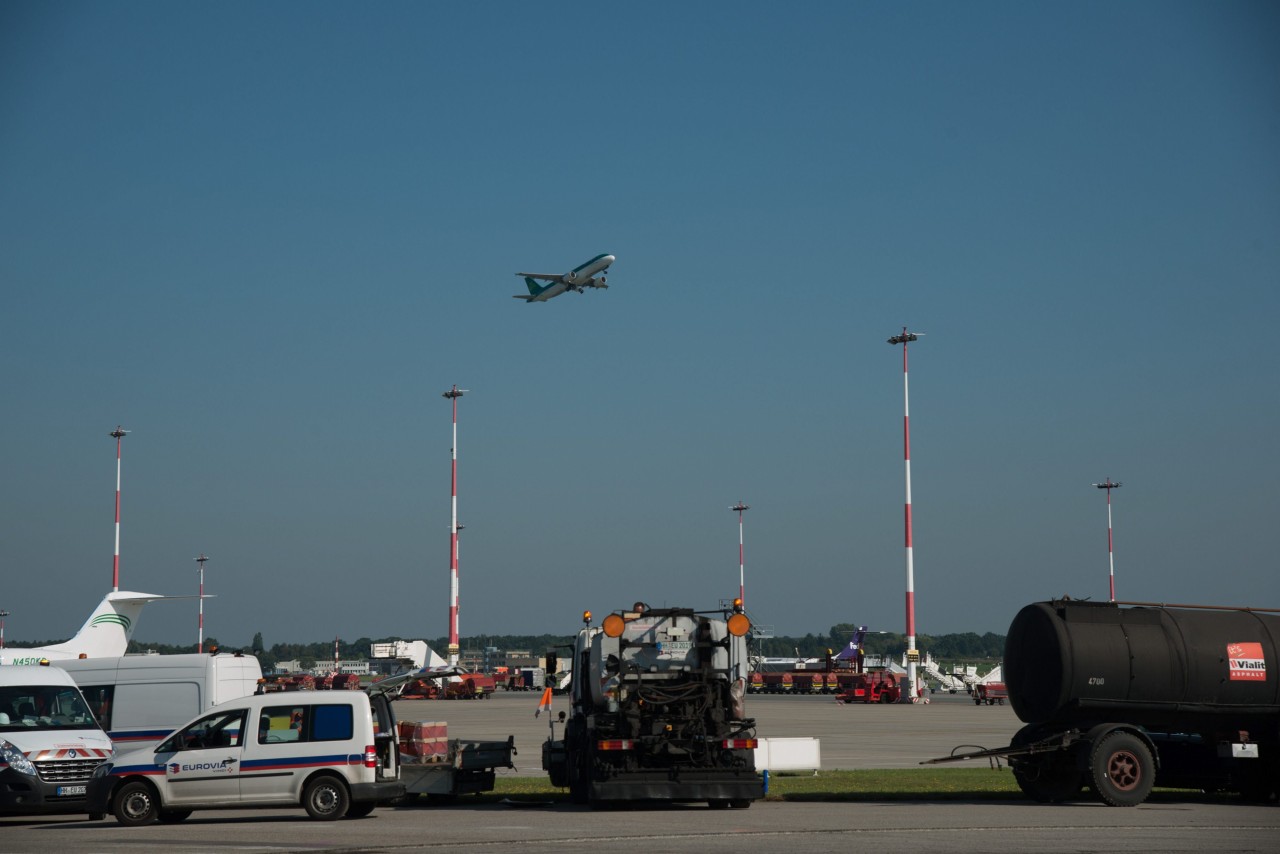 Ein Flugzeug hebt am Hamburger Airport ab.