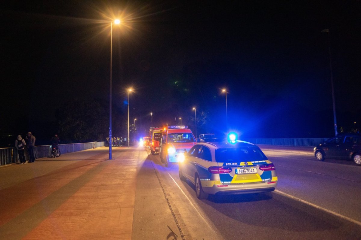 Hamburg Alster Kennedybrücke Leiche Schlafsack Feuerwehr Einsatz.jpeg