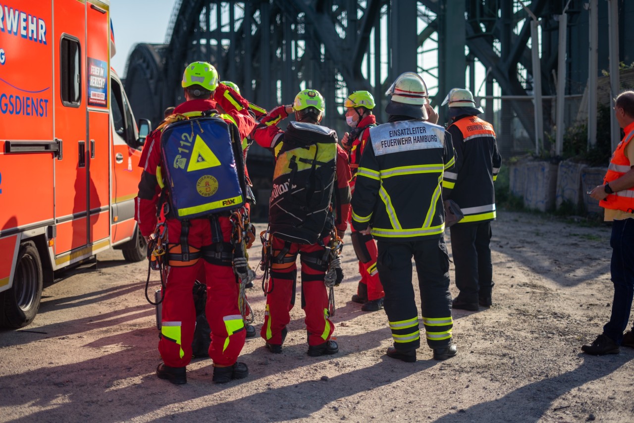 Weil zwei Männer auf die Elbbrücken in Hamburg kletterten, rückte ein Großaufgebot aus.