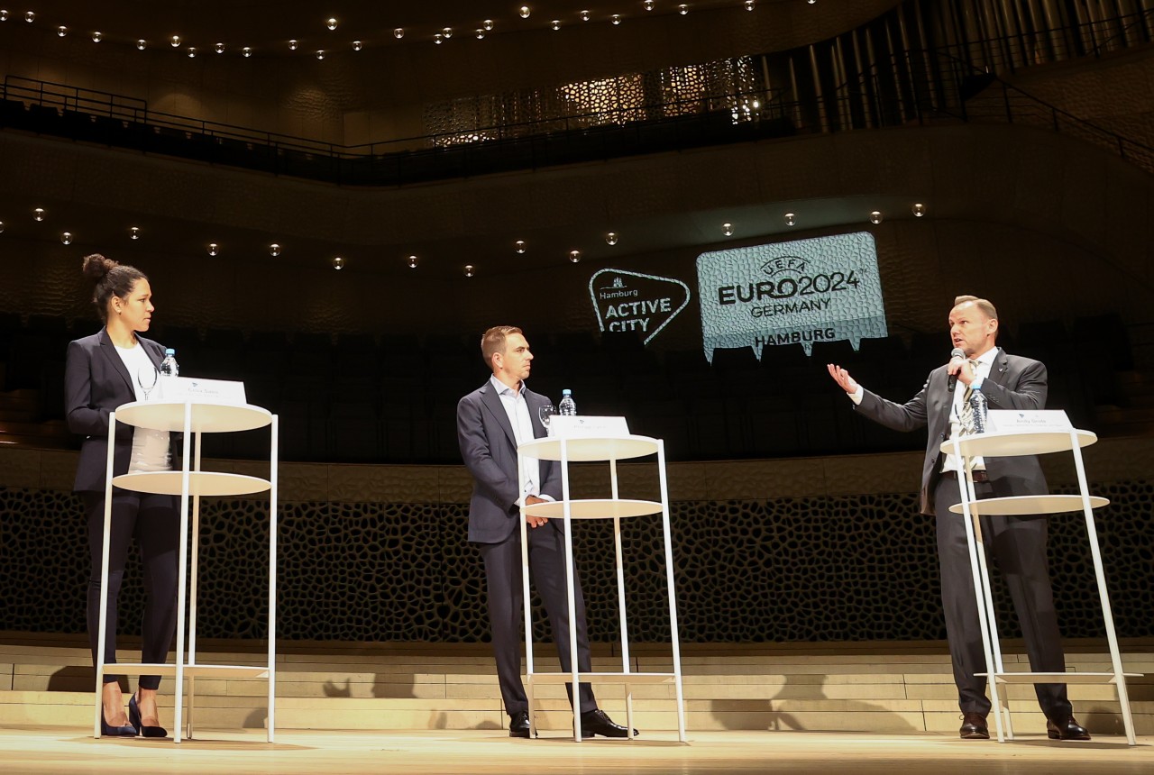 Andy Grote, Philipp Lahm und die ehemalige Fussball-Nationalspielerin Celia Sasic im leeren Konzertsaal der Elbphilharmonie.