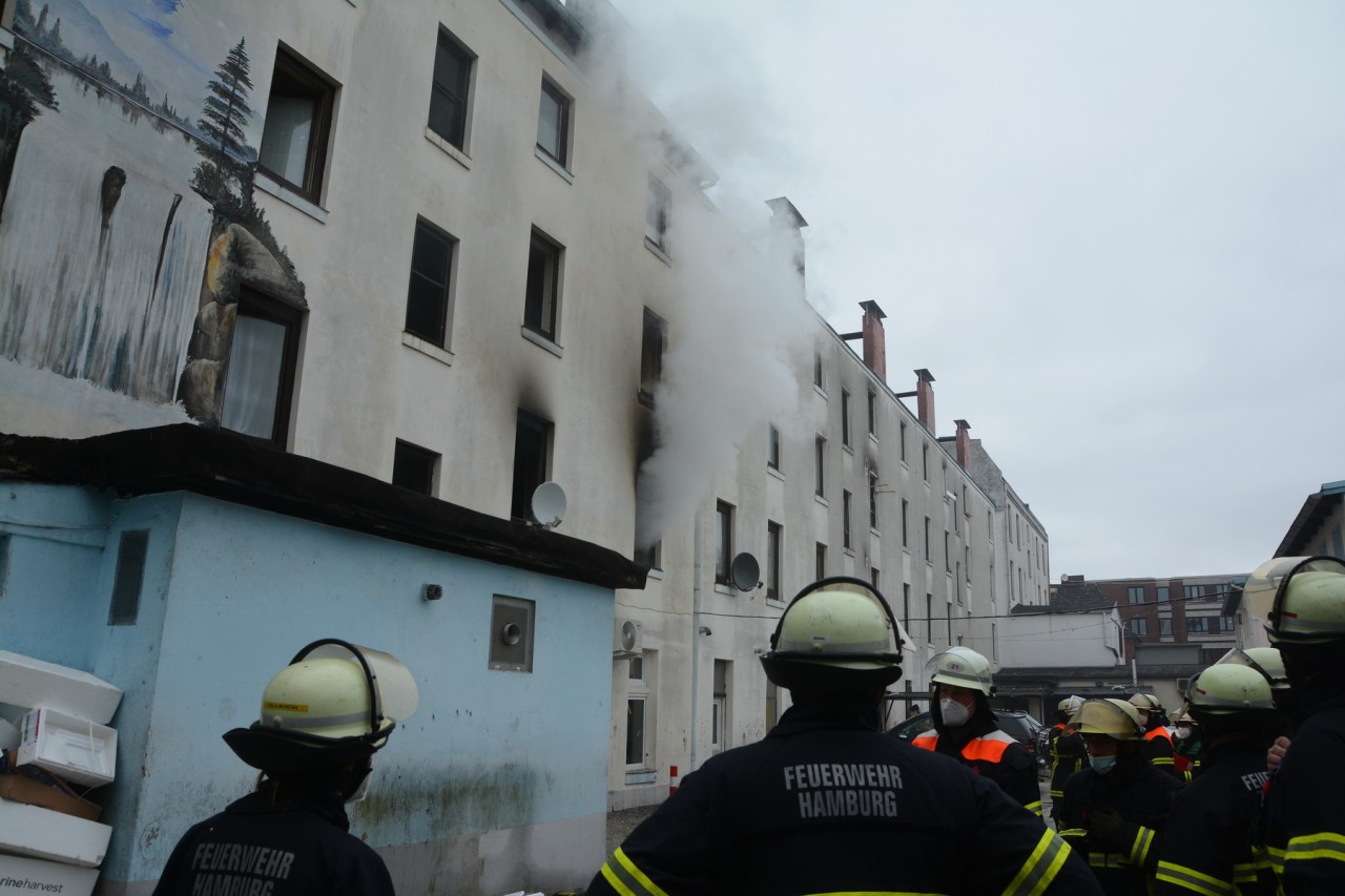 Hamburg: Dichter Rauch dringt aus dem Haus.