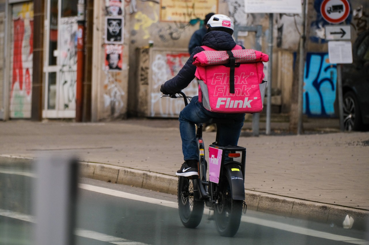 In Hamburg und anderen Großstädten kämpfen mehrere Lieferdienste um die Vorherrschaft.