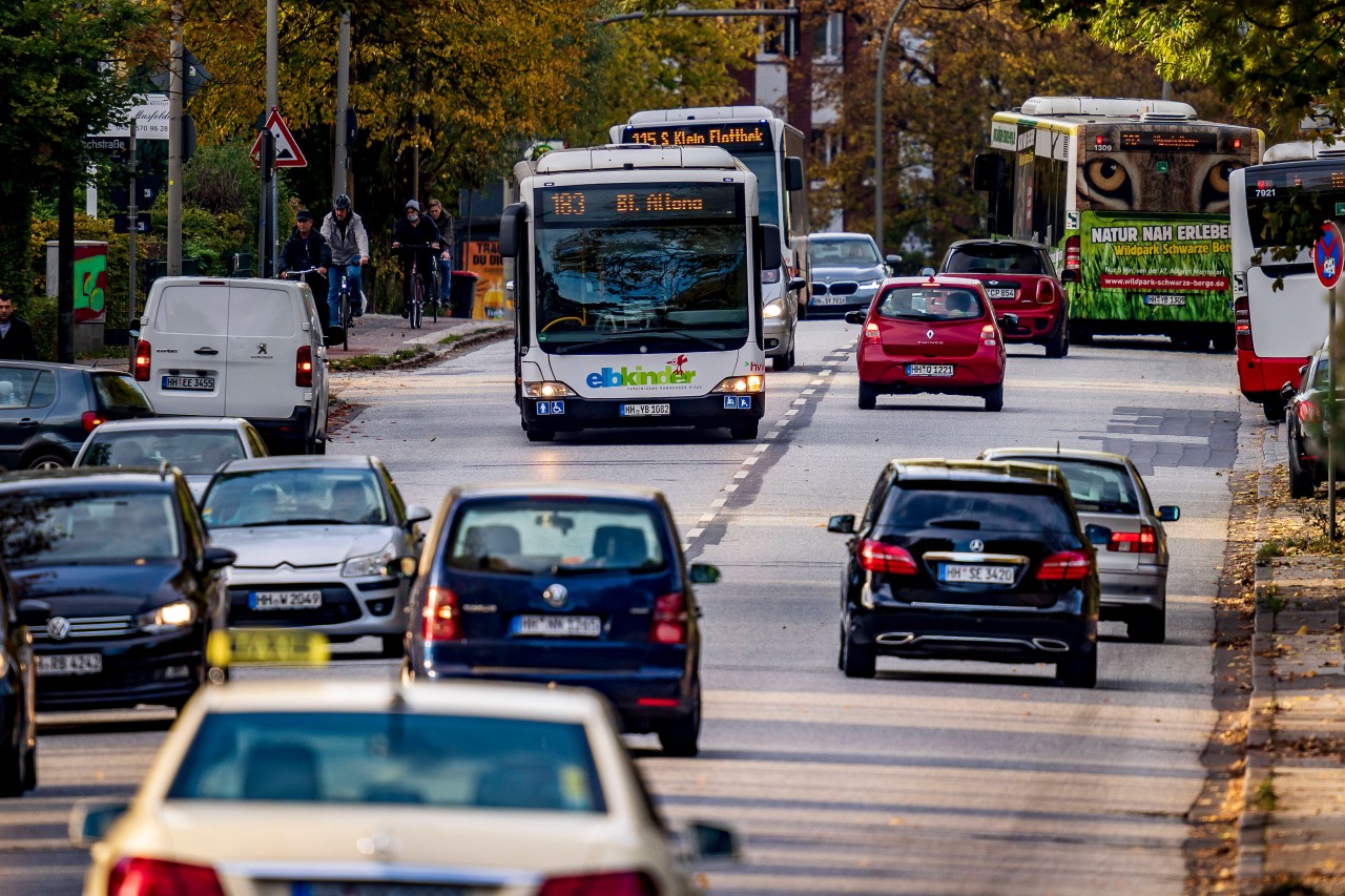 Wer ab Oktober 2022 in Hamburg mit Bus und Bahn unterwegs ist, kann sich über eine revolutionäre Neuerung des HVV freuen – oder auch nicht (Symbolbild).