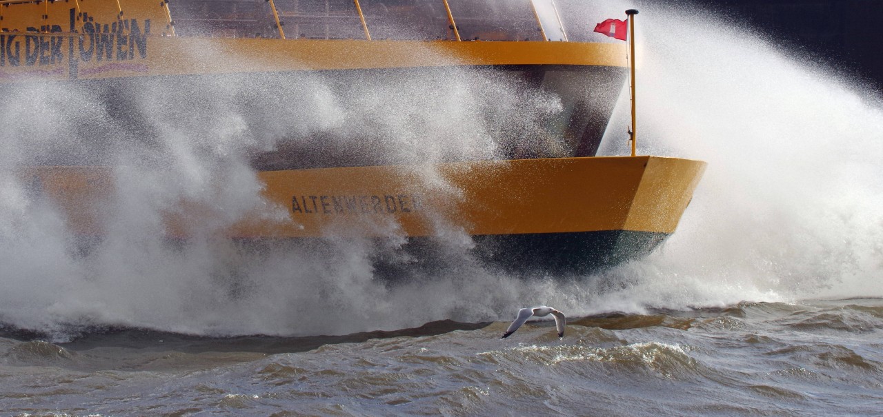 Eine Fähre im Hafen von Hamburg erwischte es heftig (Symbolfoto).