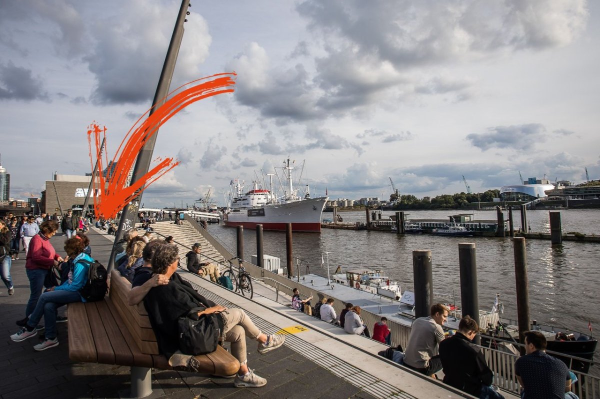 Hamburg_Hafencity_Landungsbrücken.jpg