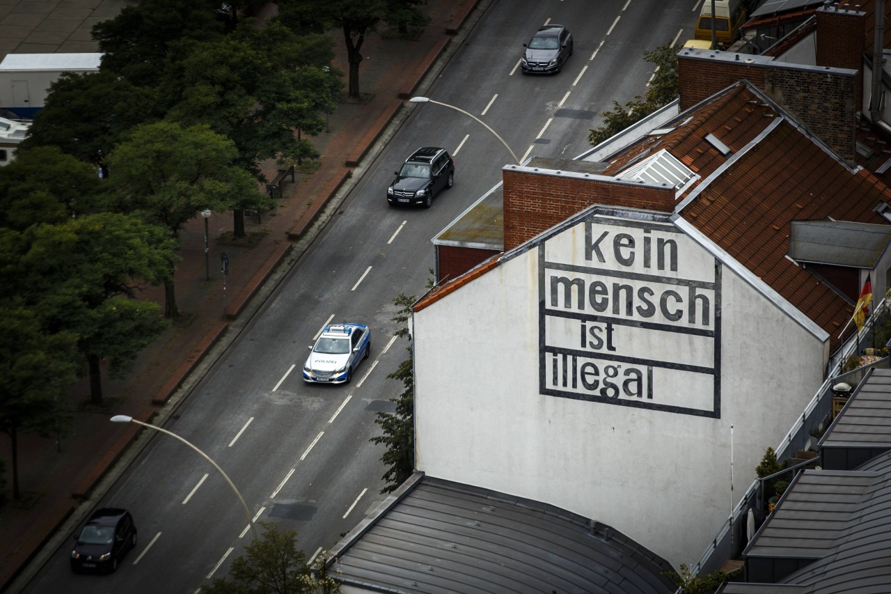 Hamburg: Kein Mensch ist illegal – auffällige Bewegungen an den Taschen und die Erhöhung der Laufgeschwindigkeit sollte man aber wohl anscheinend unterlassen.