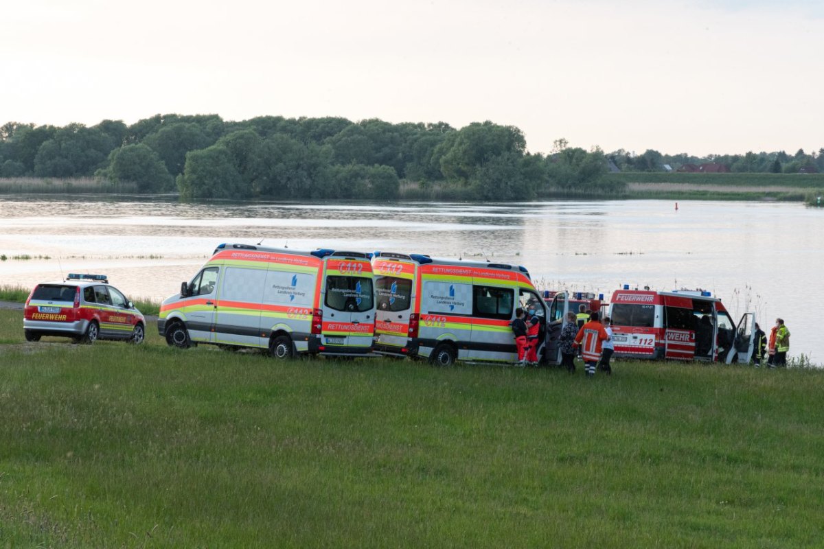 Hamburg Harburg Elbe Damm Überflutung Ebbe Flut Feuerwehr