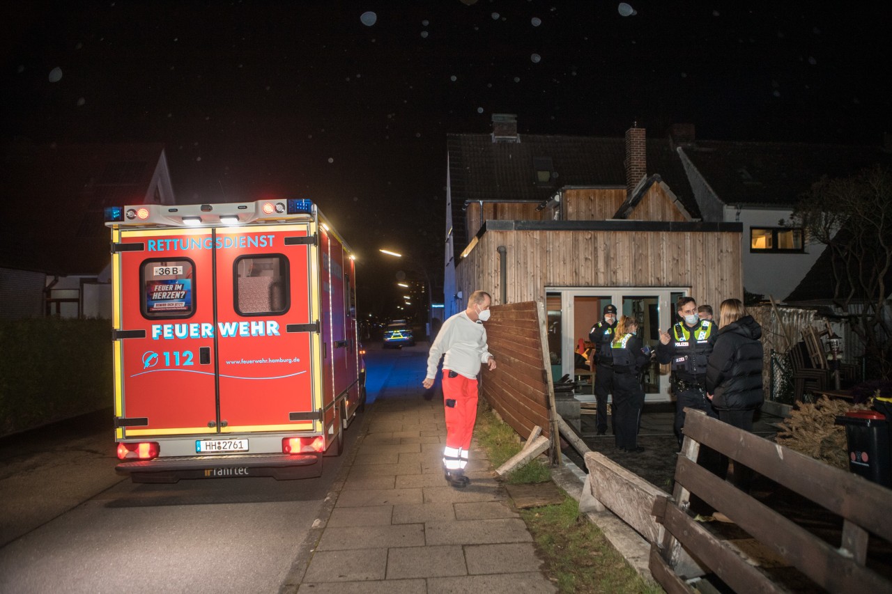 In Hamburg-Hausbruch stürzte am Sonntagabend ein Mädchen rund drei Meter in die Tiefe. 