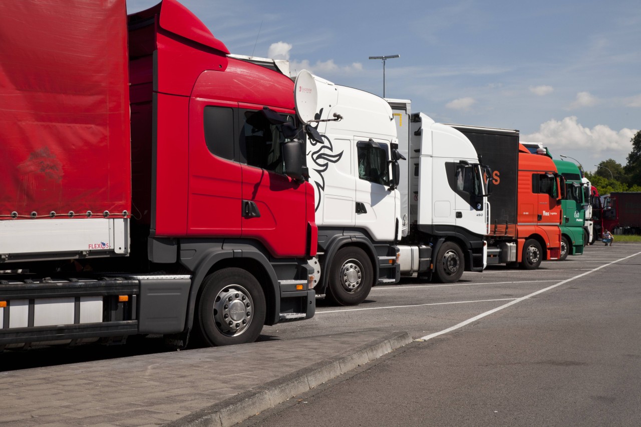 Mit einer krassen Betrugsmasche raubte eine Frau aus Hamburg mehrere LKW-Fahrer aus (Symbolbild).