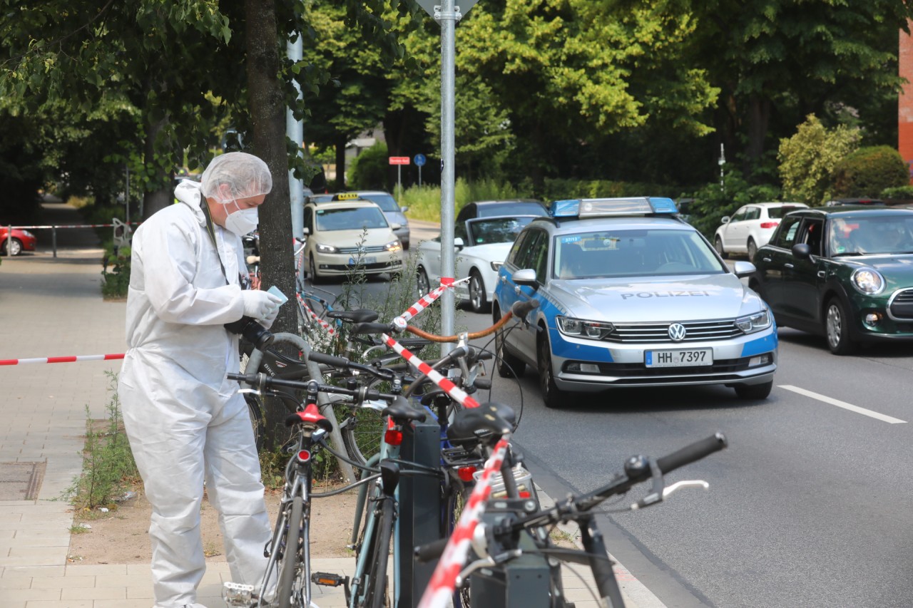 Die Polizei sichert Spuren im Umkreis des Tatorts. 