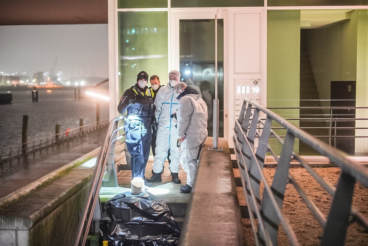 Die Polizei in Hamburg untersucht den Tatort