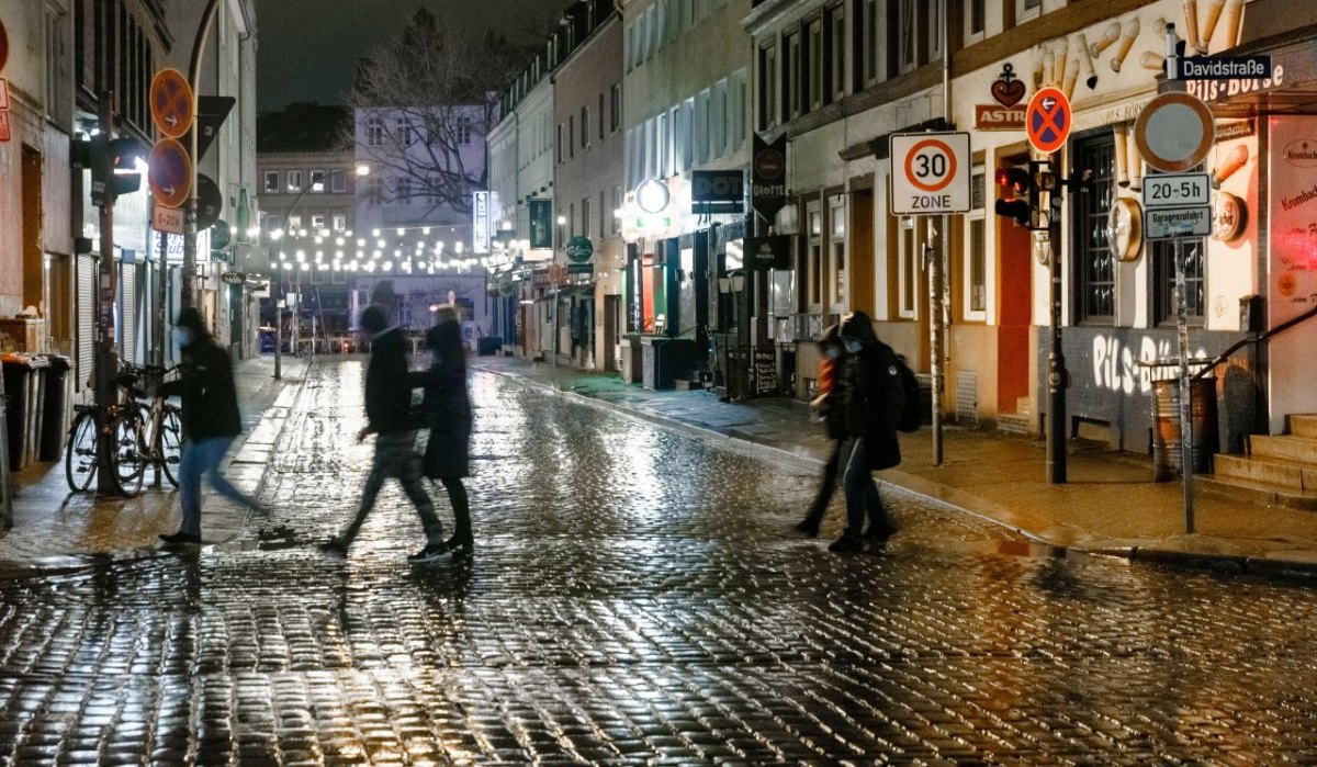 Hamburg Reeperbahn Hooters Sperrstunde Polizei Corona