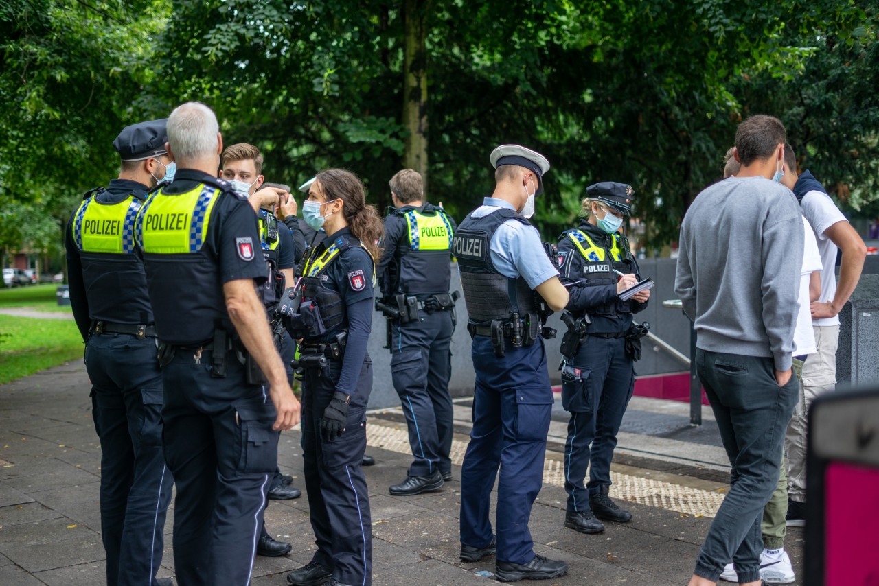 Mit einem Großaufgebot rückte die Polizei Hamburg zur Reeperbahn aus. 