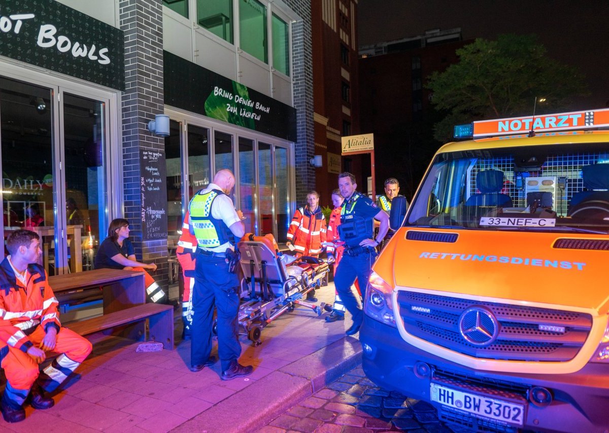 Hamburg Rettungskräfte Krankenhaus Hammerbrook Krankenwagen Polizei