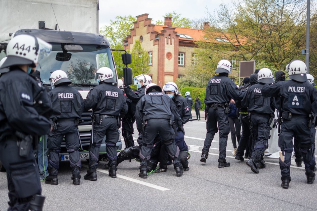 Hamburg Schlump Demonstration.jpeg