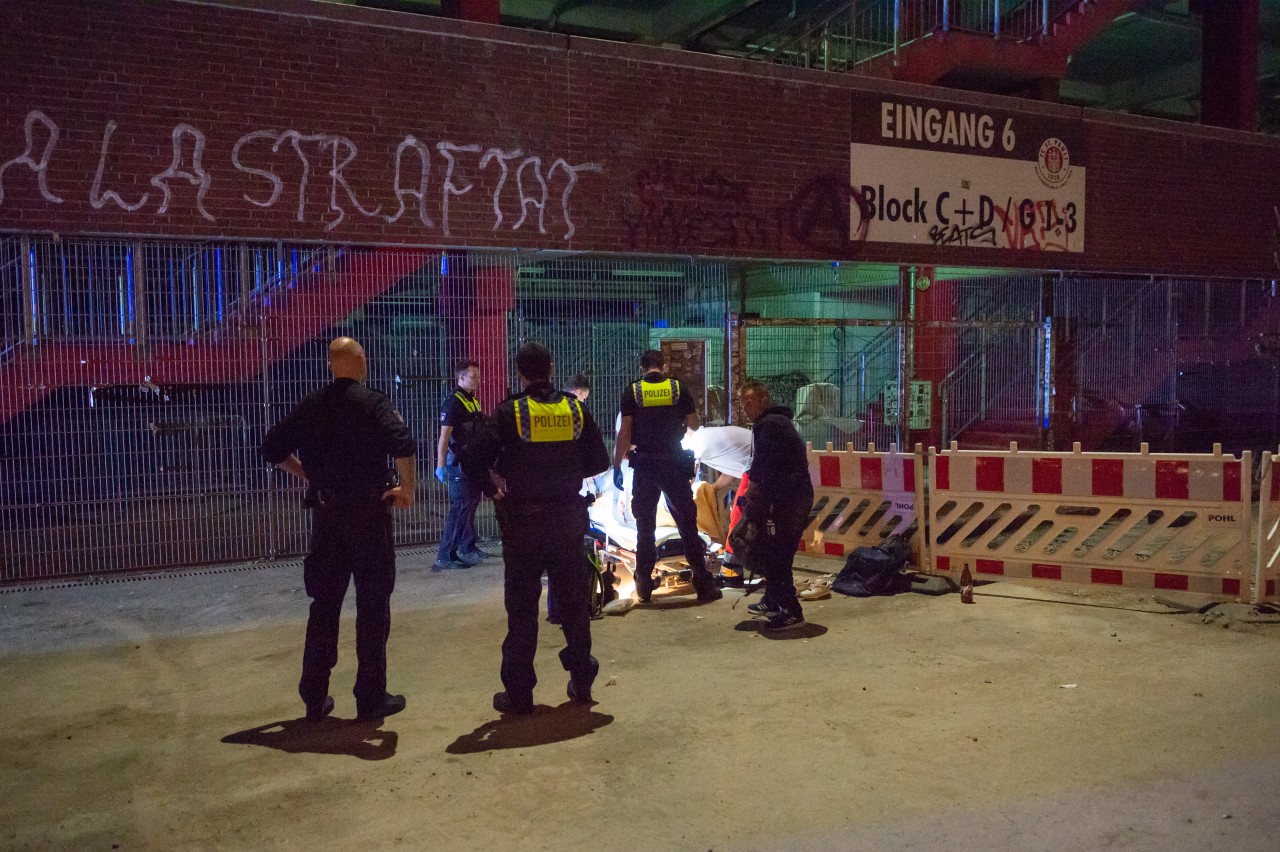 Die Frau bringt ihr Kind direkt vor dem Millerntor Stadion zur Welt. 