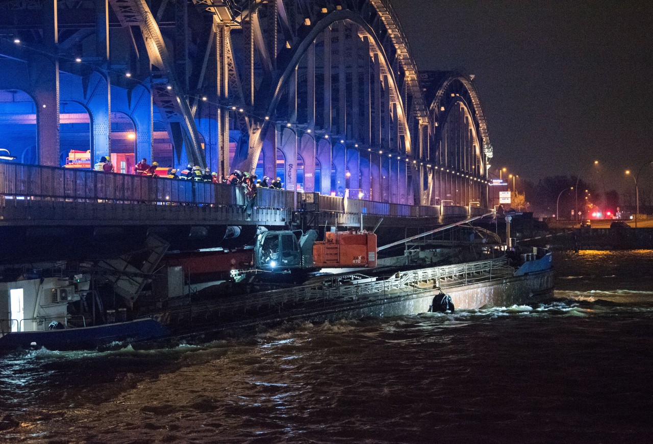 Das Binnenschiff hing in Hamburg unter einer Brücke fest. 