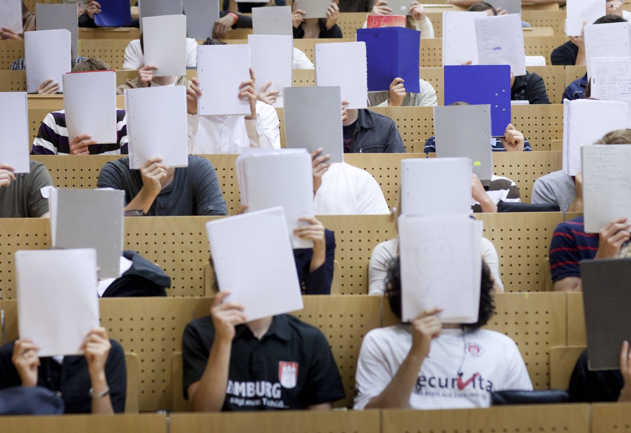 Tausende Studenten in Hamburg sind momentan am Lernen für die Prüfungen.