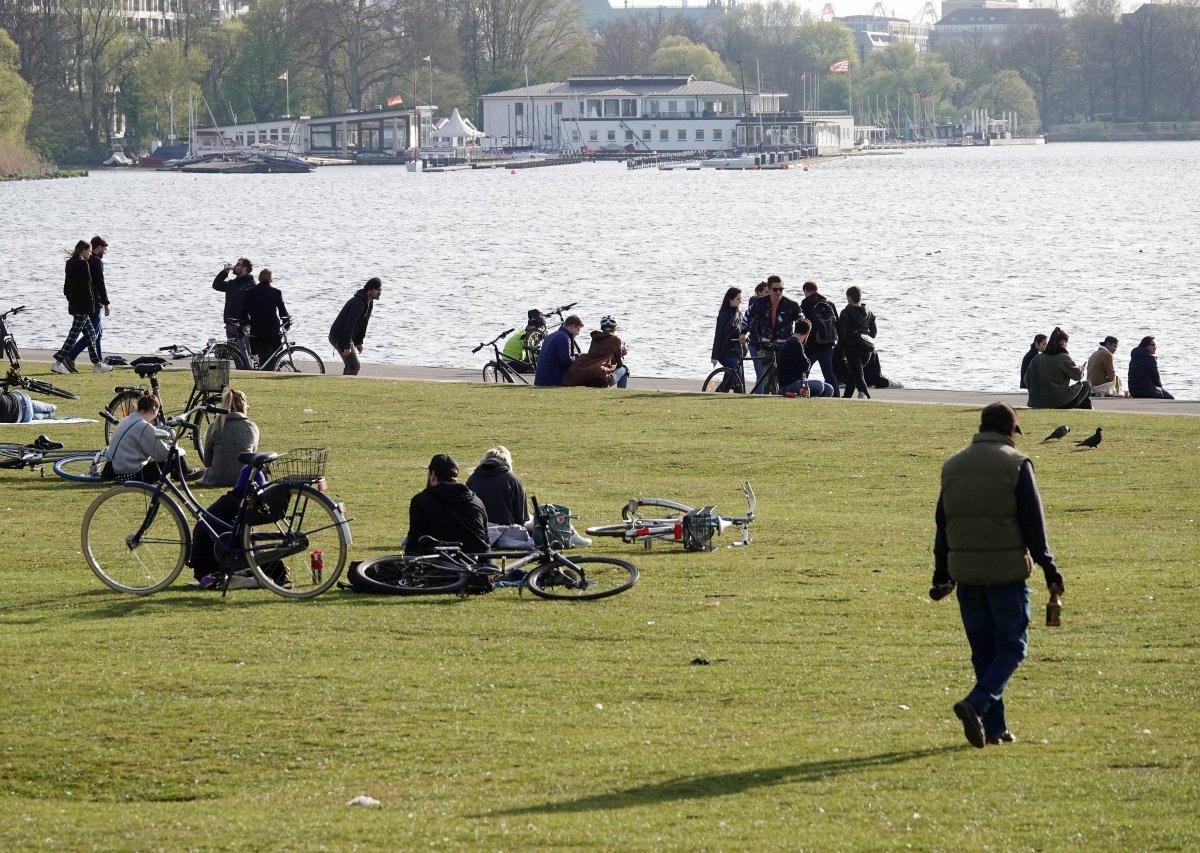 Hamburg Wetter Alster spazieren Fußgänger.jpg