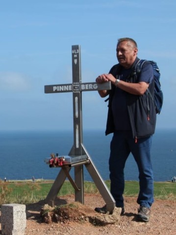 Erbauer Uwe Nilson im Jahr 2018 am Gipfelkreuz.