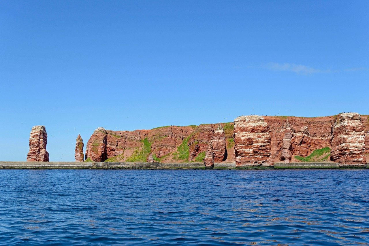 Helgoland: Ausblick vom Wasser auf die Buntsandsteinfelsen mit Langer Anna.