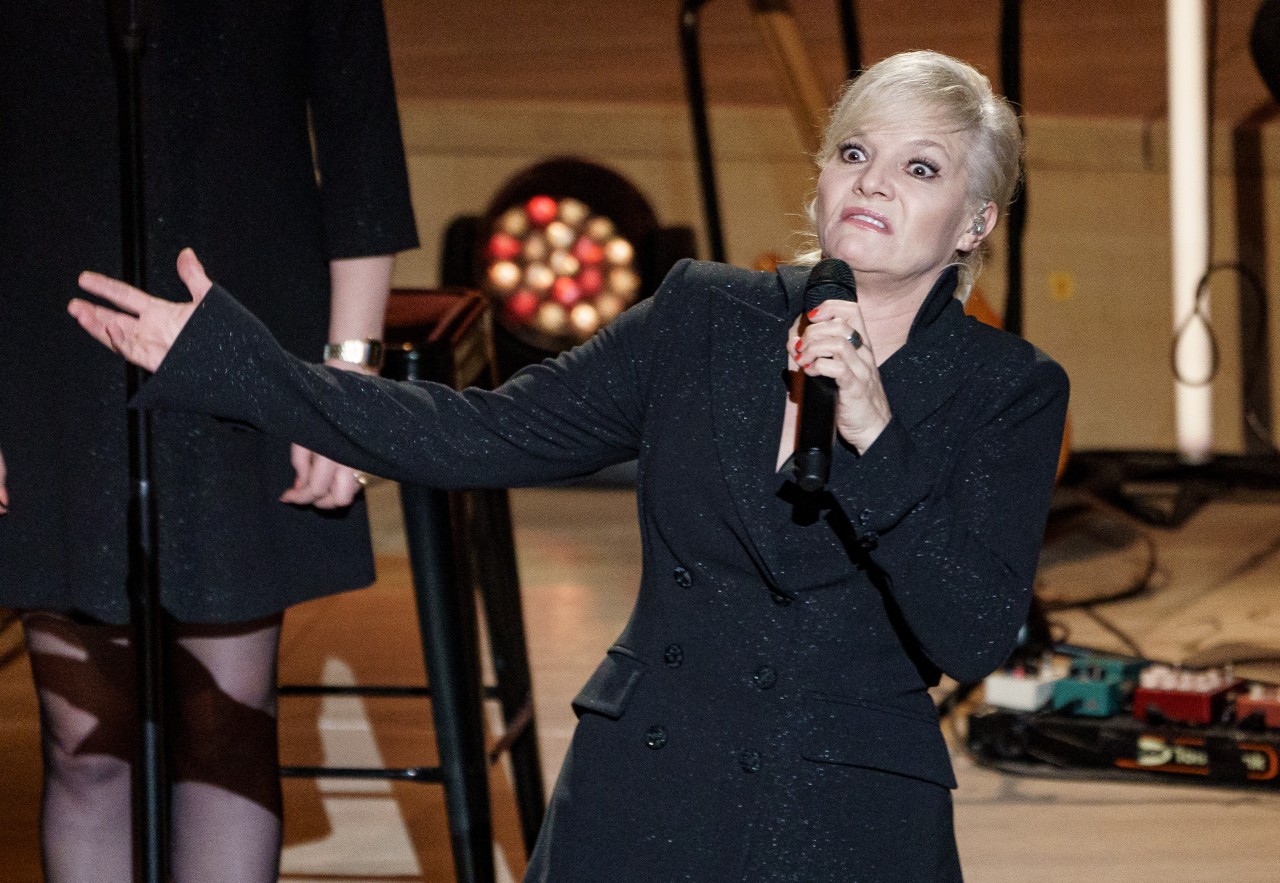 Ina Müller wusste bei ihrem „Neu-Neujahrskonzert“ in der Elbphilharmonie in Hamburg nicht nur mit Gesang zu überzeugen. 