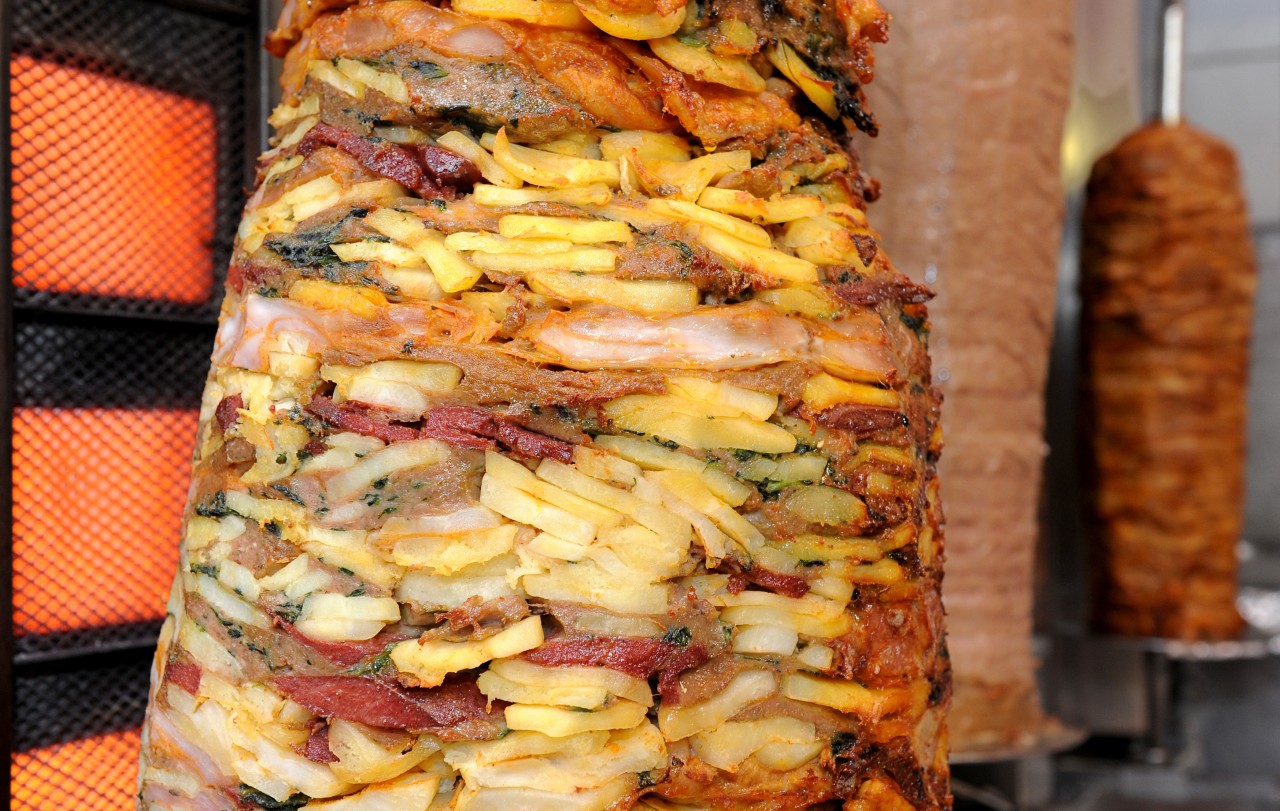 Spieße mit Kartoffeldöner, Rindfleisch und Hähnchen drehen sich Imbiss von Hani Alhay in Oldenburg  (Archivfoto).