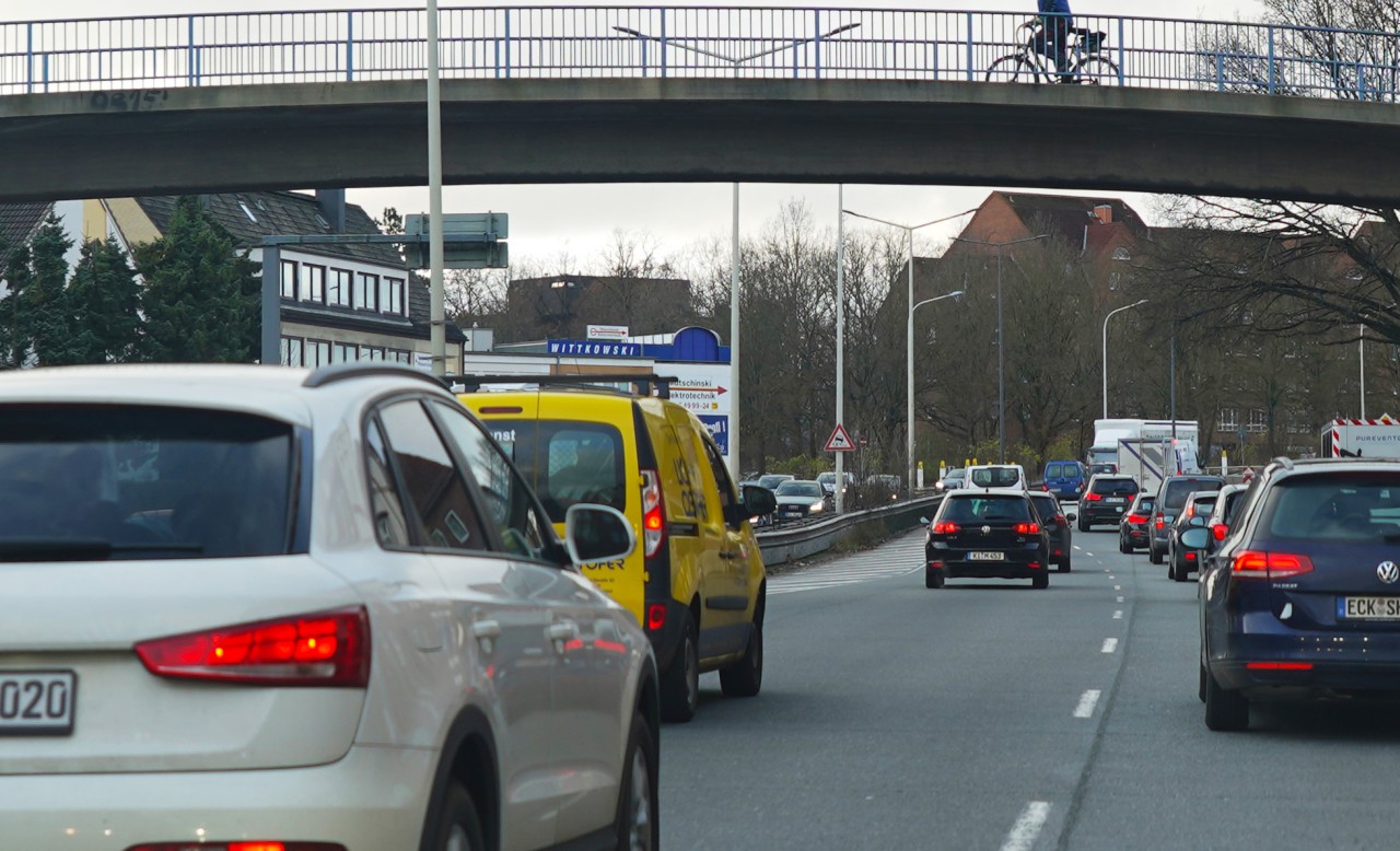 Auf der Bundesstraße B502 wurde ein 17-Jähriger in einen heftigen Unfall verwickelt. (Symbolbild)